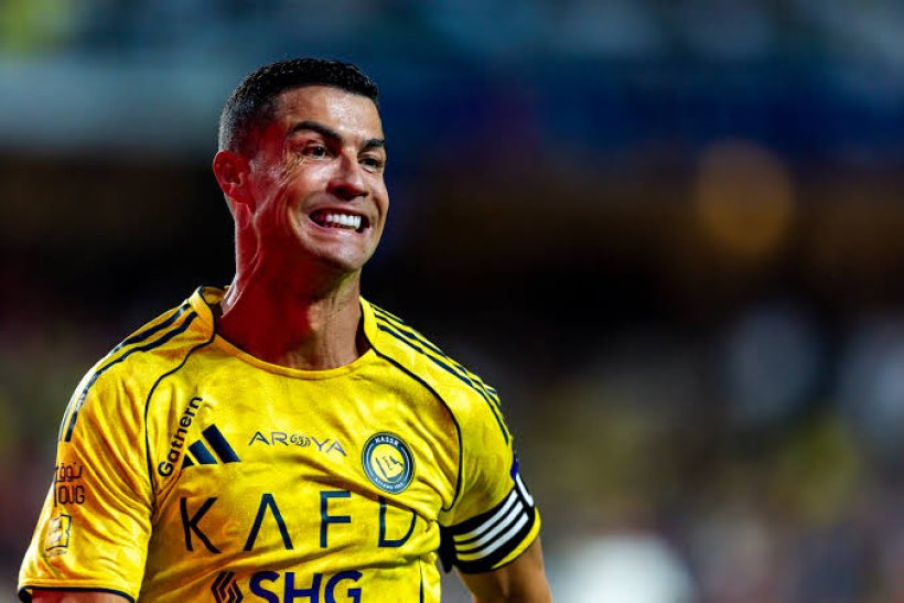 رونالدو يرفع معنويات لاعبي النصر بعد خماسية الخليج