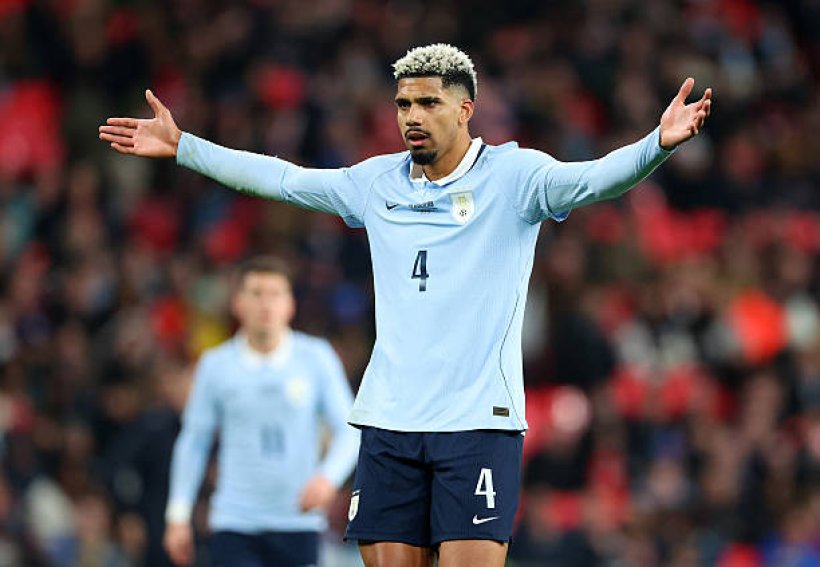 أراوخو يدعم رافينيا: نحتاجه بشدة ونتمنى عودته سريعًا