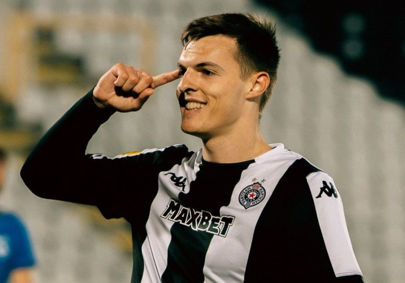 ميلان يحسم صفقة الموهبة الصربية كوستيتش رغم المنافسة