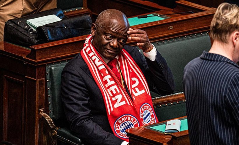 وشاح بايرن في البرلمان.. لقطة فخر لعائلة كومباني بعد إقصاء ريال مدريد