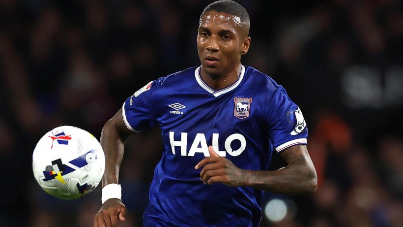 آشلي يونغ يعلن اعتزاله كرة القدم عن عمر 40 عامًا