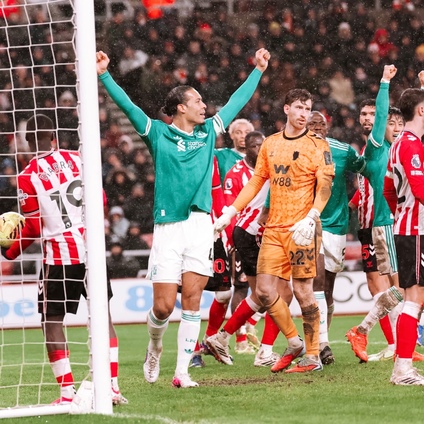 ليفربول يحقق فوزا ثمينا على سندرلاند (1-0)،  في الدوري الإنجليزي!  هذه أول خسارة لسندرلاند في ملعبه الموسم الحالي!