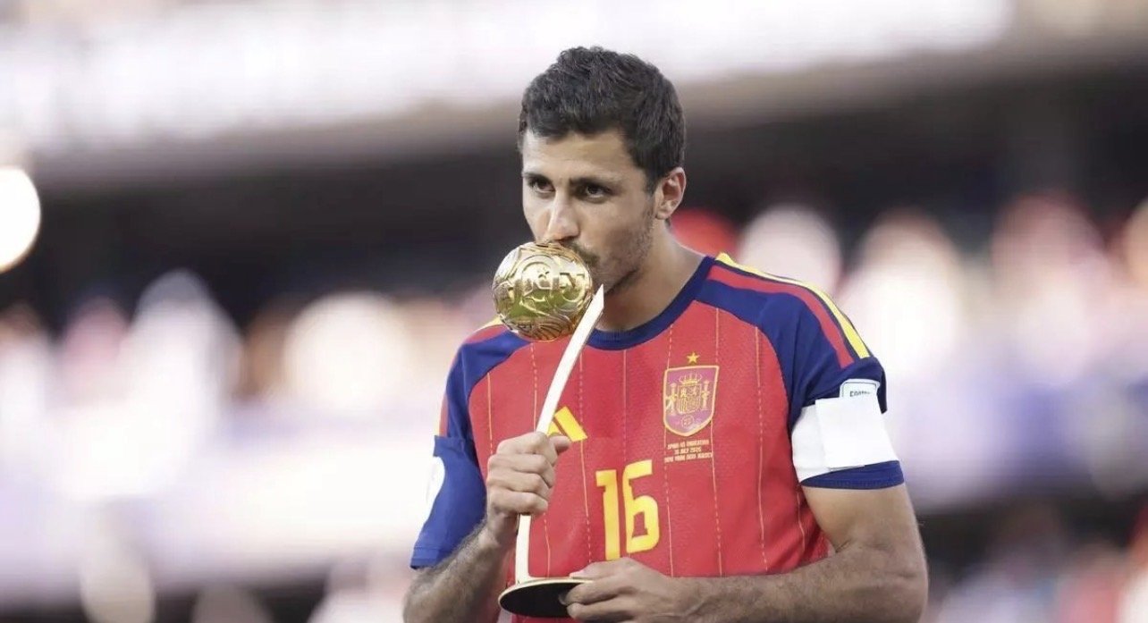 صراع ناري على رودري.. مانشستر سيتي يجمّد مفاوضات ريال مدريد وبرشلونة يدخل السباق