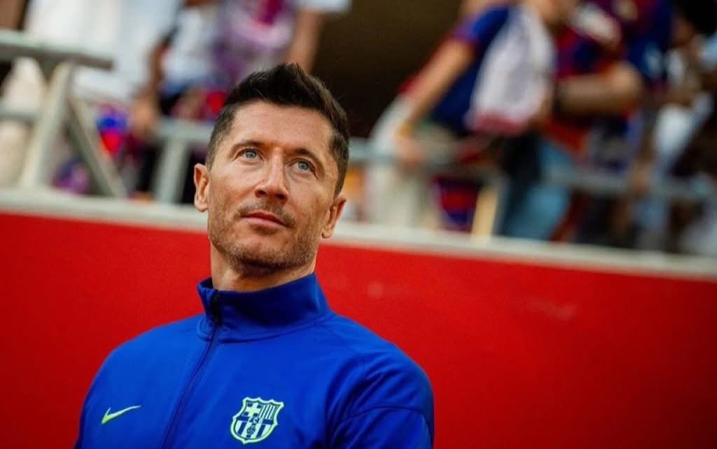 ليفاندوفسكي يودّع لاعبي برشلونة ويقترب من الرحيل رسميًا